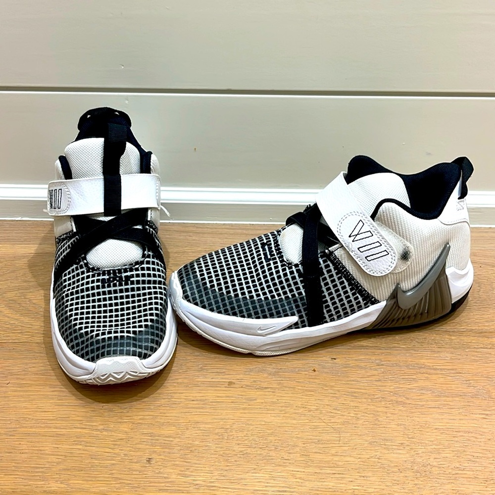 Nike. Kids. LeBron Witness VII Basketball shoes. Black and White. Size 3. Youth.